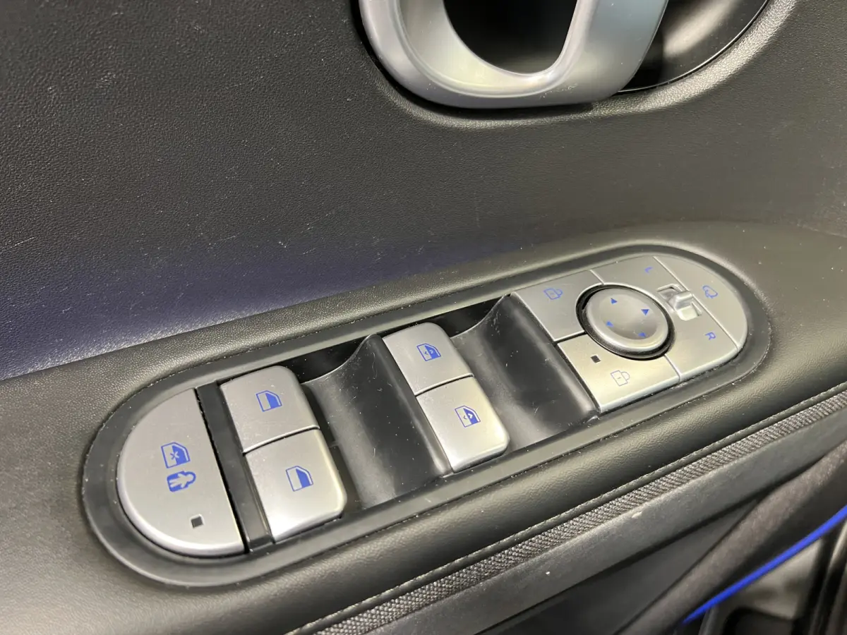 Connect+ 73kWh Afn. Trekhaak | Navigatie/Android/Apple Carplay | LM Velgen 19" | Voorstoelen Verwarmd | Cruise Control Adaptief | Lederen Bekleding | Warmtepomp | Airco |