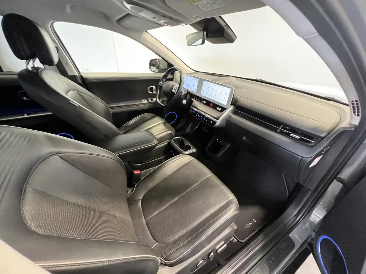 Connect+ 73kWh Afn. Trekhaak | Navigatie/Android/Apple Carplay | LM Velgen 19" | Voorstoelen Verwarmd | Cruise Control Adaptief | Lederen Bekleding | Warmtepomp | Airco |