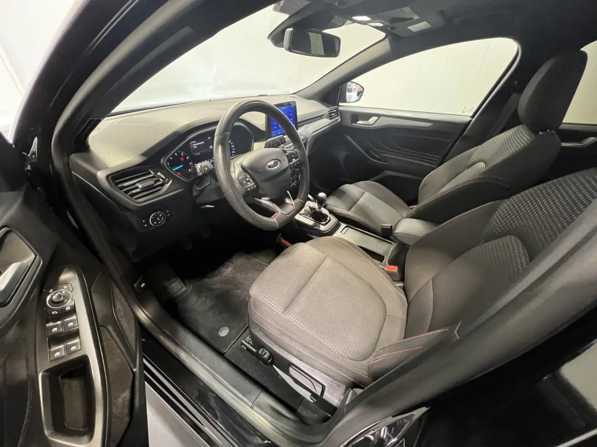 1.0 EcoBoost Hybrid ST Line Style | Navigatie/Android/Apple Carplay | LM Velgen 17" | Voorstoelen/Stuur/Voorruit Verwarmd | Achteruitrijcamera | Cruise Control | Airco |