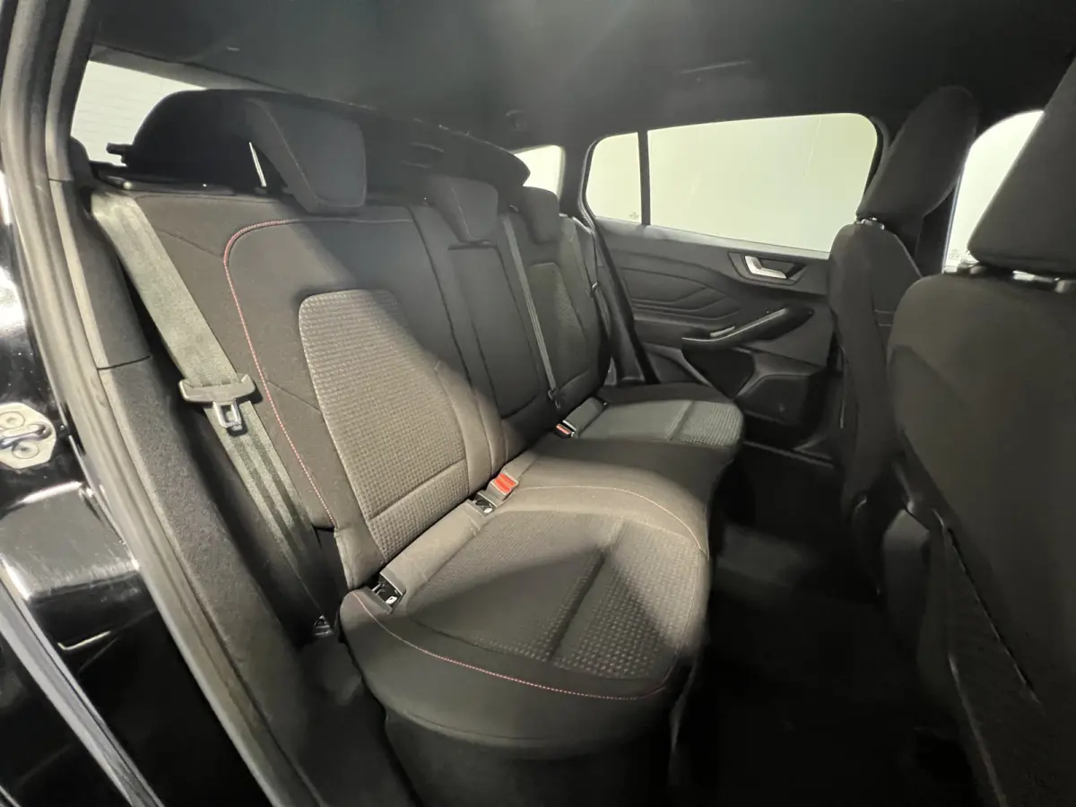 1.0 EcoBoost Hybrid ST Line Style | Navigatie/Android/Apple Carplay | LM Velgen 17" | Voorstoelen/Stuur/Voorruit Verwarmd | Achteruitrijcamera | Cruise Control | Airco |