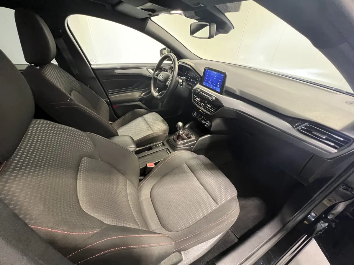 1.0 EcoBoost Hybrid ST Line Style | Navigatie/Android/Apple Carplay | LM Velgen 17" | Voorstoelen/Stuur/Voorruit Verwarmd | Achteruitrijcamera | Cruise Control | Airco |