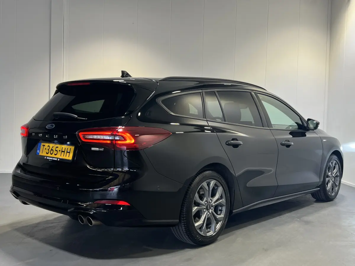 1.0 EcoBoost Hybrid ST Line Style | Navigatie/Android/Apple Carplay | LM Velgen 17" | Voorstoelen/Stuur/Voorruit Verwarmd | Achteruitrijcamera | Cruise Control | Airco |