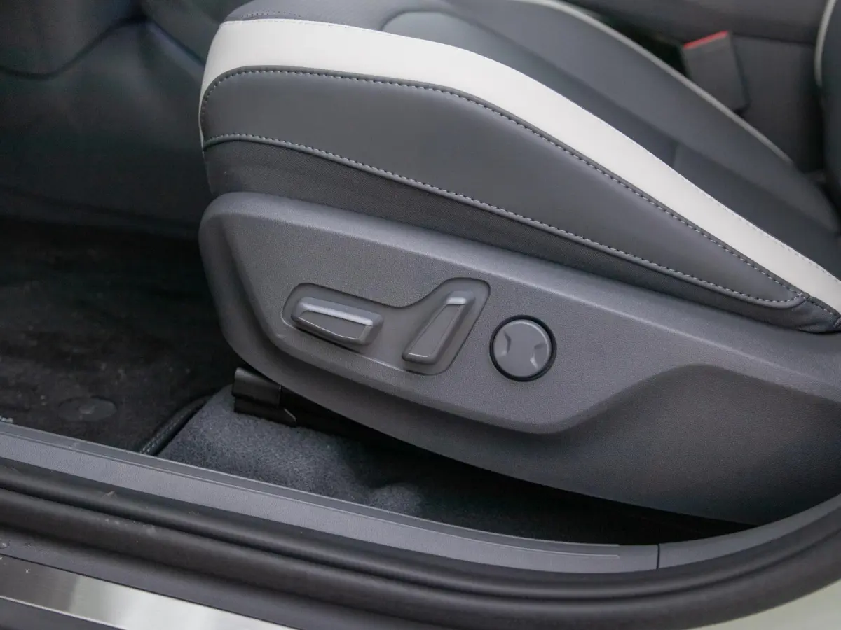 GT-Line Business Edition 81.4 kWh | Actieprijs* | Navi. | Clima. | Adapt. Cruise. | Parkeersensoren | Dodehoekassistentie | Stoel&Stuur Verwarming | GT-Line Vegan Lederen Stoelbekleding