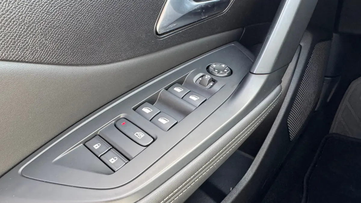 1.2 PURETECH 130PK ALLURE PACK BUSINESS / NAVI / LEDER / CLIMA / PDC / 17" LMV / CAMERA / KEYLESS / FULL-LED / BLUETOOTH / CRUISECONTROL !!
