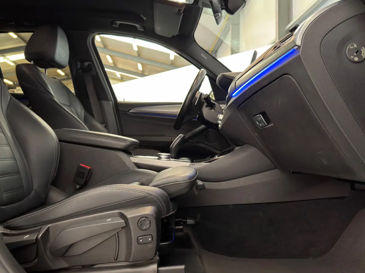 XDrive20i High Executive / M-pakket / Shadow Line / HUD