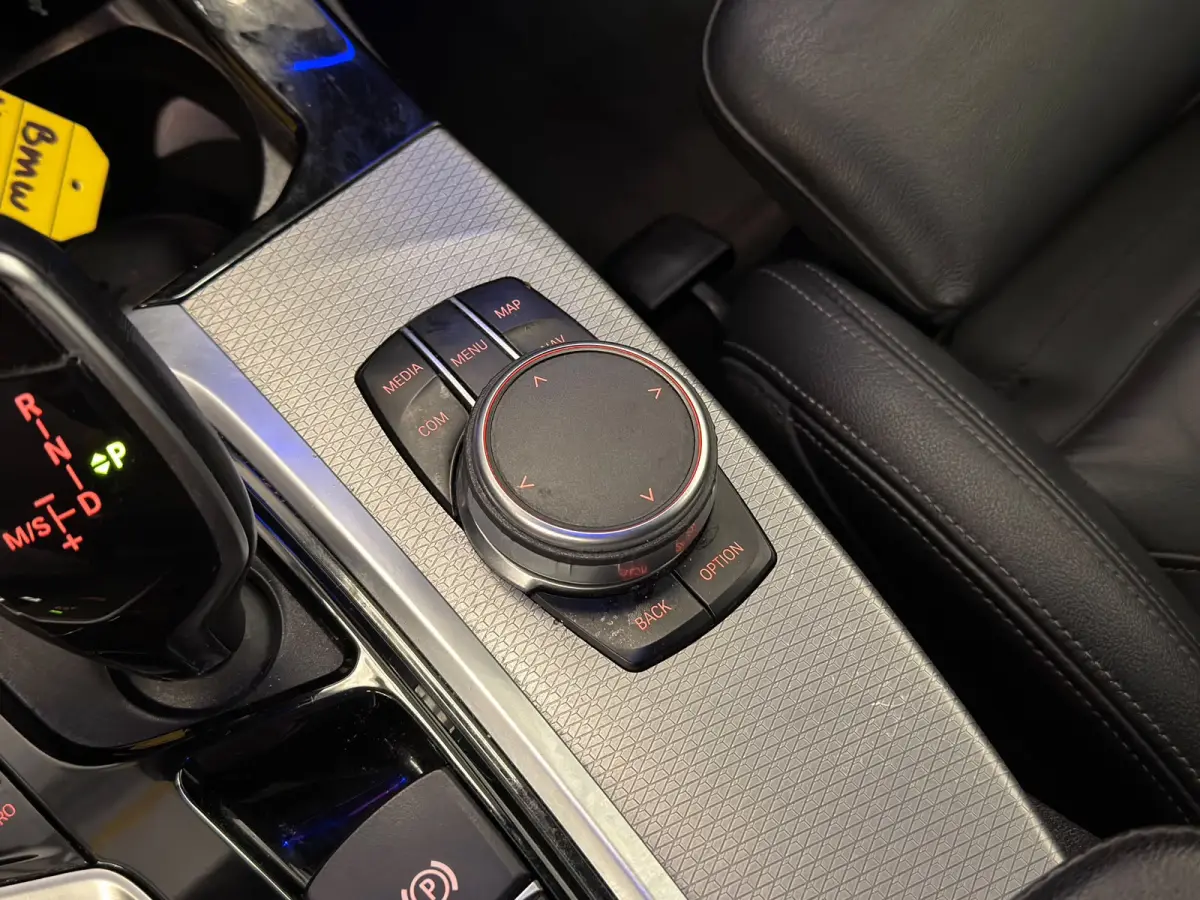 XDrive20i High Executive / M-pakket / Shadow Line / HUD