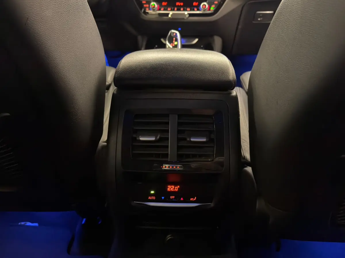 XDrive20i High Executive / M-pakket / Shadow Line / HUD