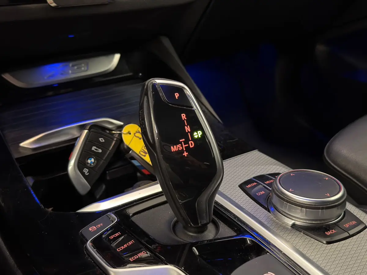 XDrive20i High Executive / M-pakket / Shadow Line / HUD