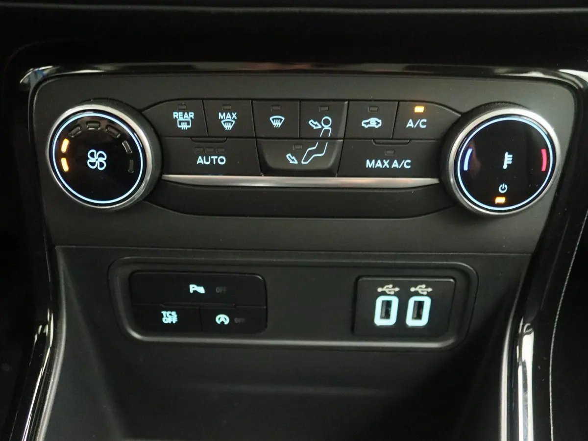 1.0 EcoBoost Titanium | Camera | Apple Carplay | Climate Control |