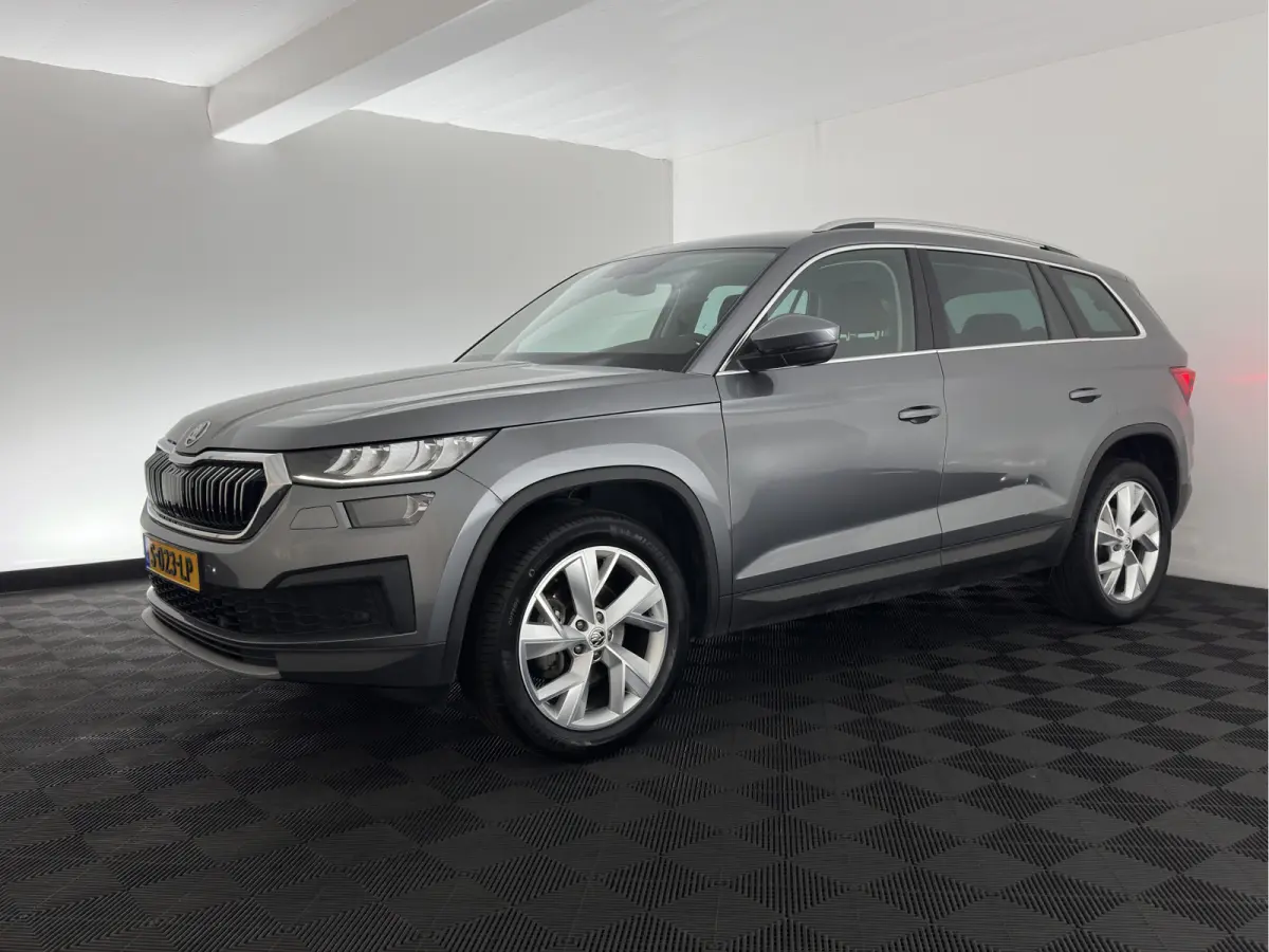 1.5 TSI Business Edition [7-Pers.] (INCL-BTW) Aut. *LEATHER-FABRIC | FULL-LED | DIGI-COCKPIT | ADAPTIVE-CRUISE | HEATED-SPORTSEATS | CAMERA | KEYLESS | NAVI-FULLMAP | AMBIENTLIGHT | DAB+ | S