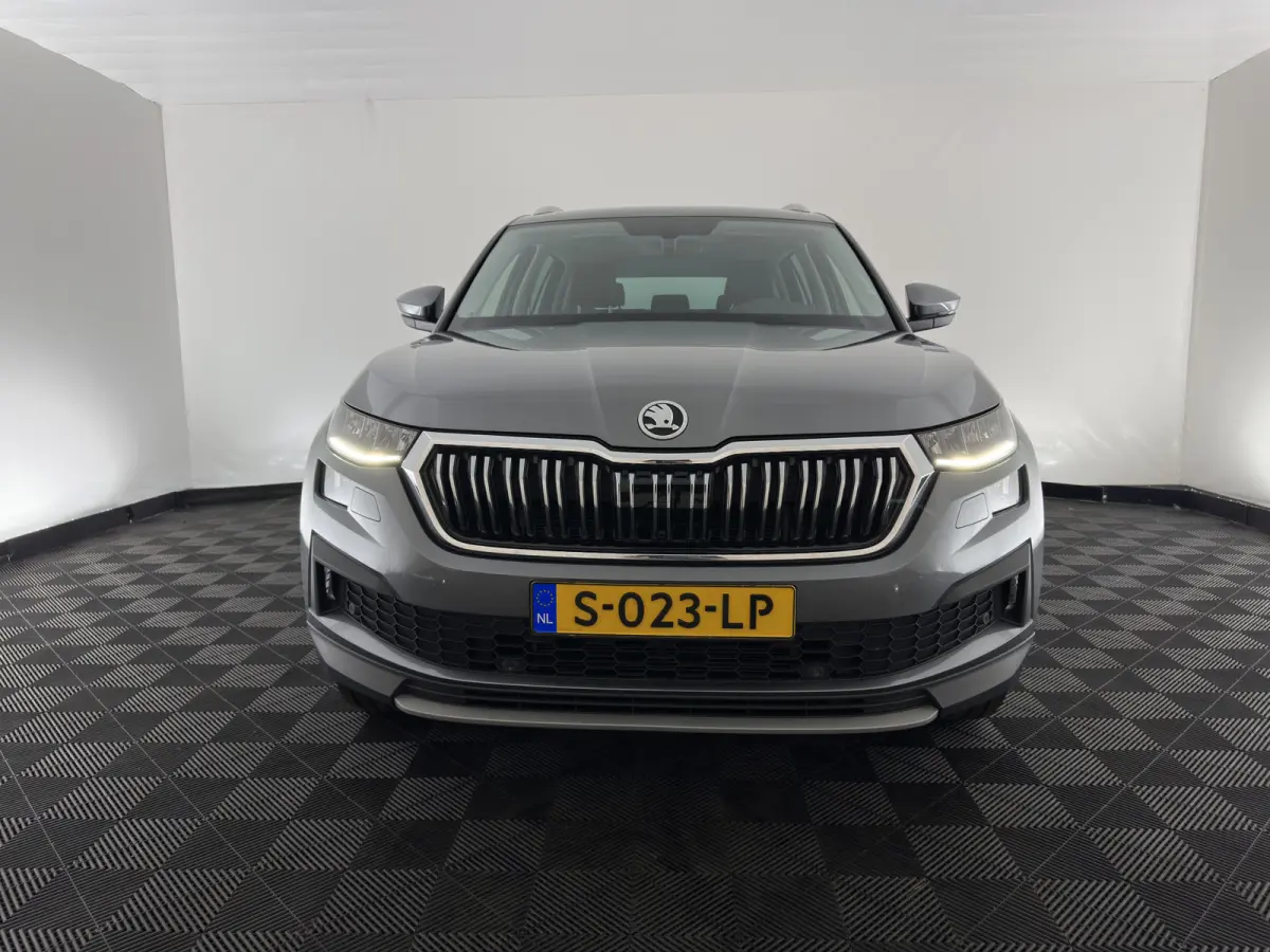 1.5 TSI Business Edition [7-Pers.] (INCL-BTW) Aut. *LEATHER-FABRIC | FULL-LED | DIGI-COCKPIT | ADAPTIVE-CRUISE | HEATED-SPORTSEATS | CAMERA | KEYLESS | NAVI-FULLMAP | AMBIENTLIGHT | DAB+ | S