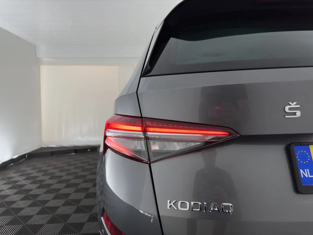 1.5 TSI Business Edition [7-Pers.] (INCL-BTW) Aut. *LEATHER-FABRIC | FULL-LED | DIGI-COCKPIT | ADAPTIVE-CRUISE | HEATED-SPORTSEATS | CAMERA | KEYLESS | NAVI-FULLMAP | AMBIENTLIGHT | DAB+ | S