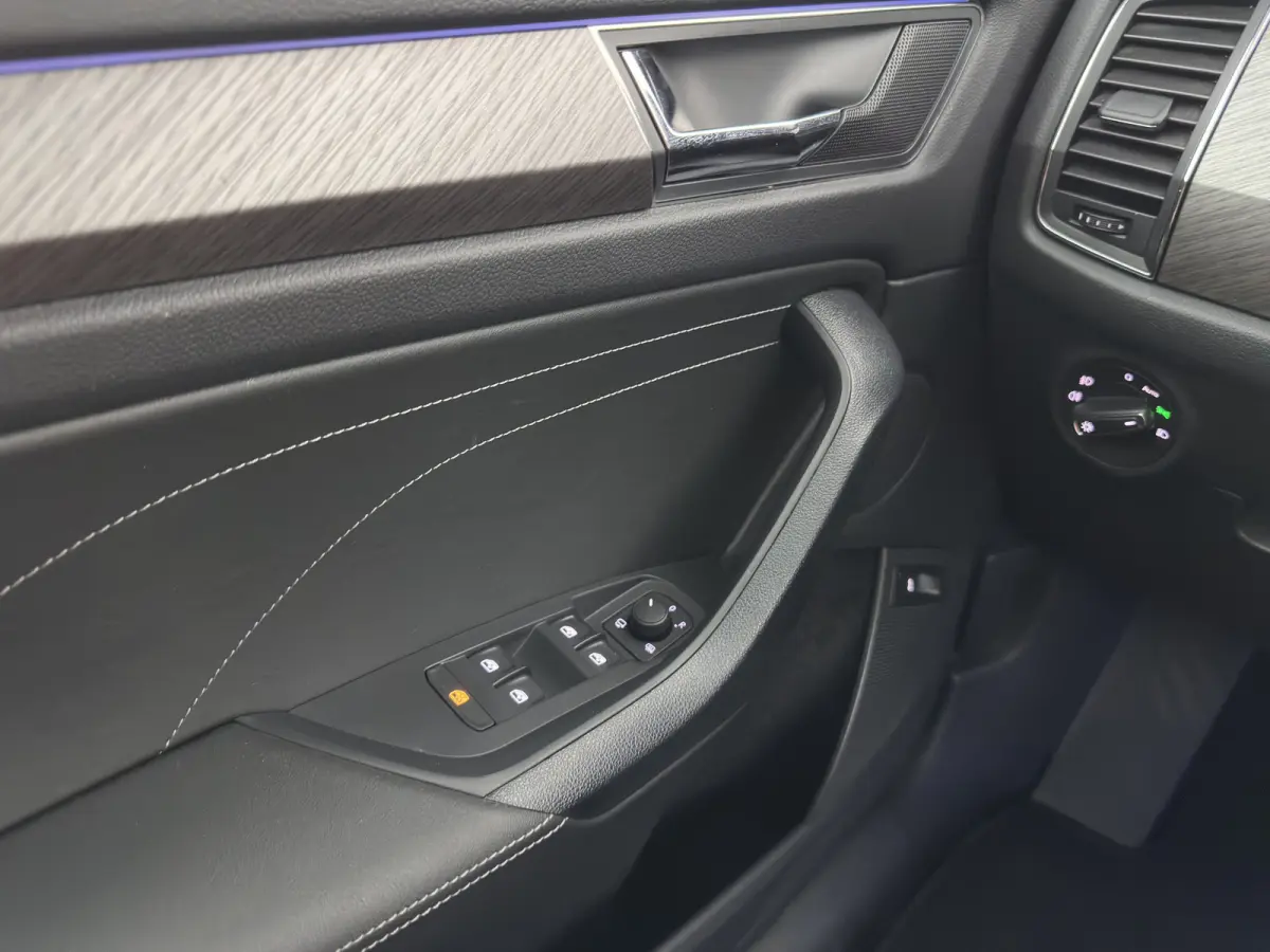 1.5 TSI Business Edition [7-Pers.] (INCL-BTW) Aut. *LEATHER-FABRIC | FULL-LED | DIGI-COCKPIT | ADAPTIVE-CRUISE | HEATED-SPORTSEATS | CAMERA | KEYLESS | NAVI-FULLMAP | AMBIENTLIGHT | DAB+ | S