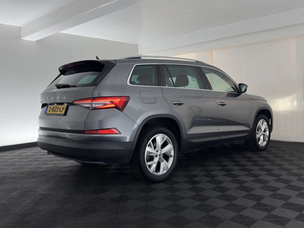 1.5 TSI Business Edition [7-Pers.] (INCL-BTW) Aut. *LEATHER-FABRIC | FULL-LED | DIGI-COCKPIT | ADAPTIVE-CRUISE | HEATED-SPORTSEATS | CAMERA | KEYLESS | NAVI-FULLMAP | AMBIENTLIGHT | DAB+ | S