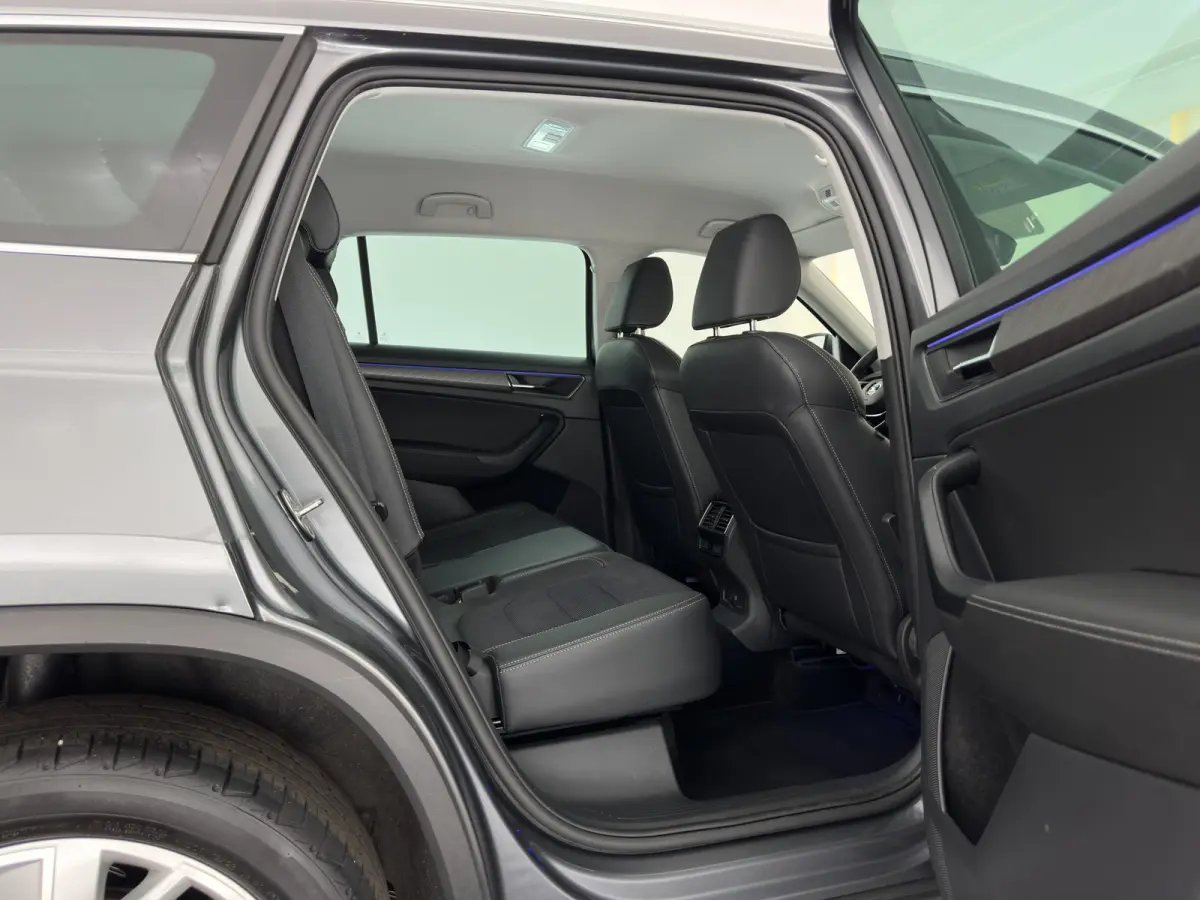 1.5 TSI Business Edition [7-Pers.] (INCL-BTW) Aut. *LEATHER-FABRIC | FULL-LED | DIGI-COCKPIT | ADAPTIVE-CRUISE | HEATED-SPORTSEATS | CAMERA | KEYLESS | NAVI-FULLMAP | AMBIENTLIGHT | DAB+ | S