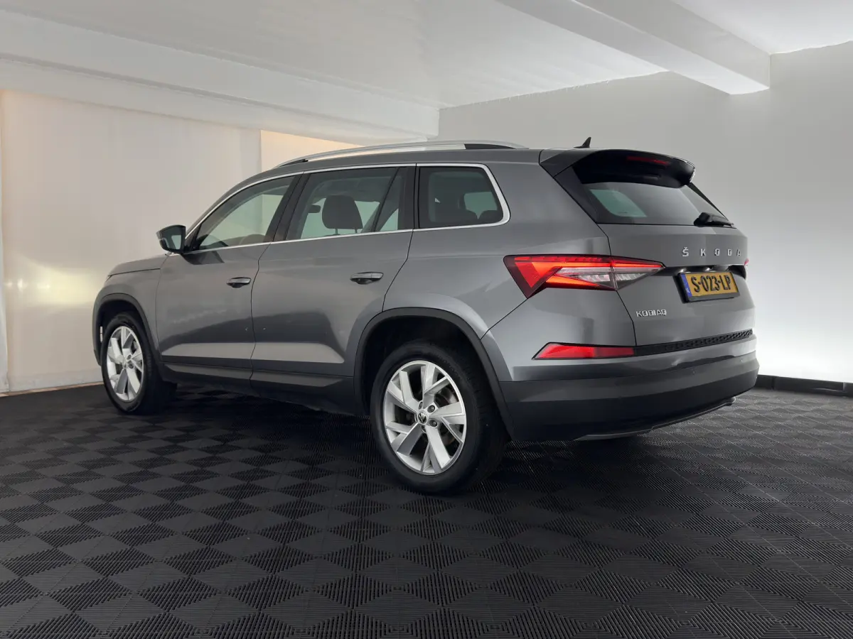 1.5 TSI Business Edition [7-Pers.] (INCL-BTW) Aut. *LEATHER-FABRIC | FULL-LED | DIGI-COCKPIT | ADAPTIVE-CRUISE | HEATED-SPORTSEATS | CAMERA | KEYLESS | NAVI-FULLMAP | AMBIENTLIGHT | DAB+ | S