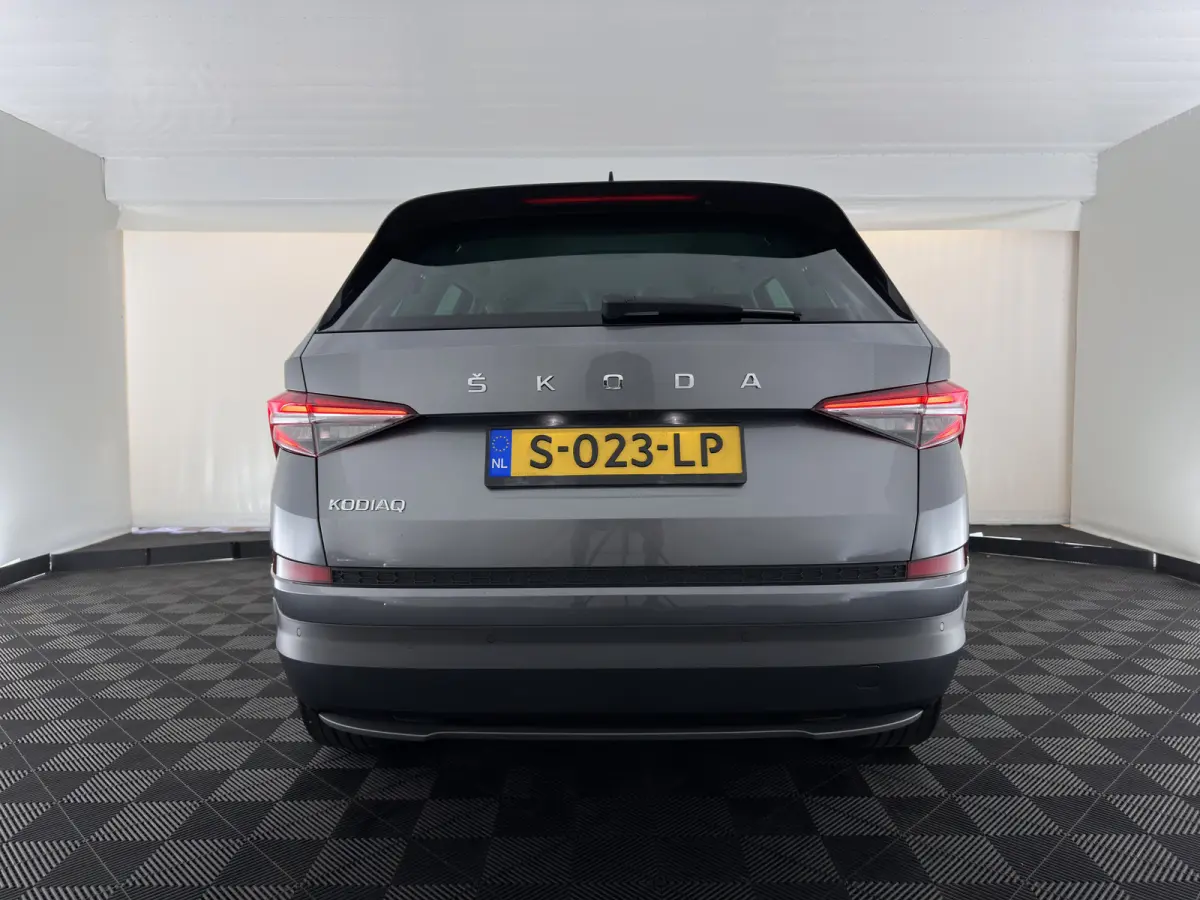 1.5 TSI Business Edition [7-Pers.] (INCL-BTW) Aut. *LEATHER-FABRIC | FULL-LED | DIGI-COCKPIT | ADAPTIVE-CRUISE | HEATED-SPORTSEATS | CAMERA | KEYLESS | NAVI-FULLMAP | AMBIENTLIGHT | DAB+ | S