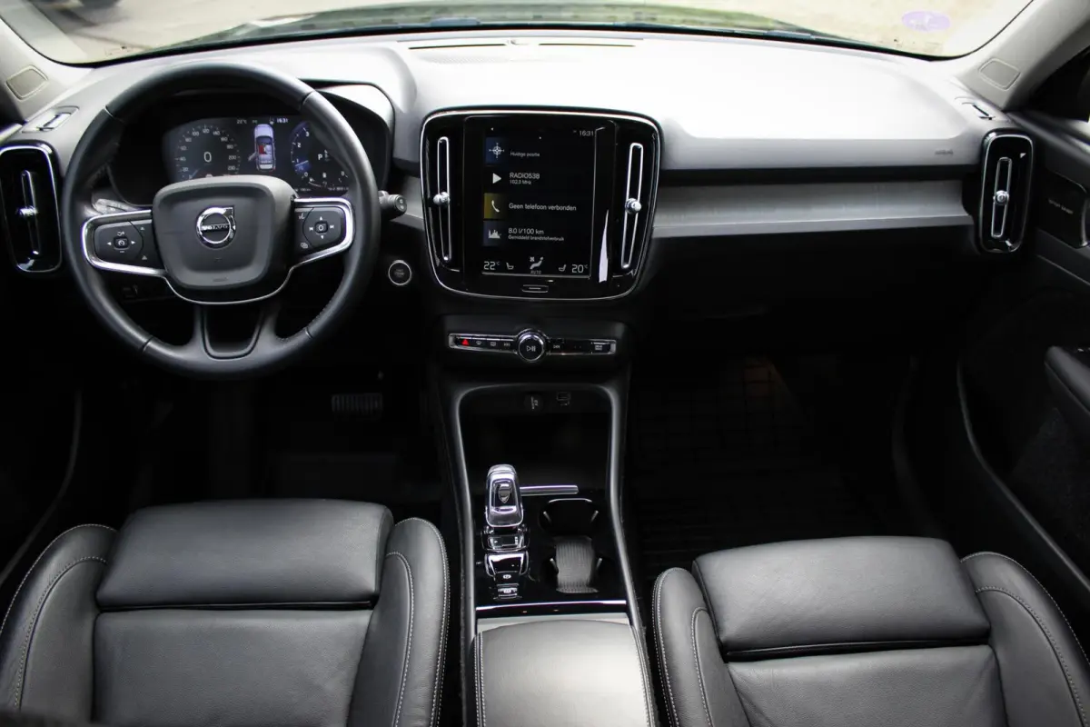 2.0 B4 AWD Inscription // Trekhaak | 2100KG trekgewicht | Harman Kardon | Camera | Stoel- + stuurwielverwarming | Orrefors Crystal Gearshift