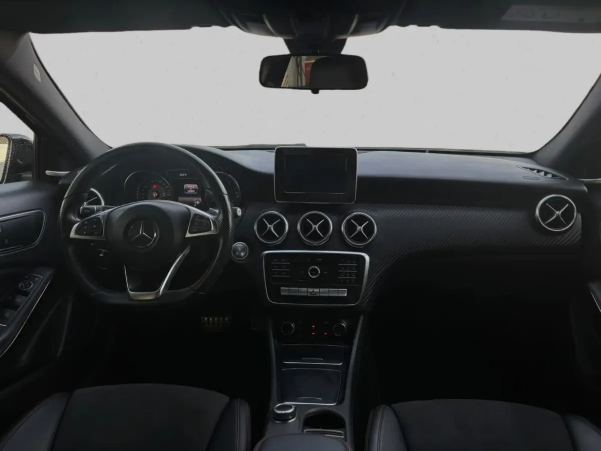 180 Business Solution AMG(Goed onderH, Navi Groot, StoelV, Camera, Carplay, Cruise Con, Etc)