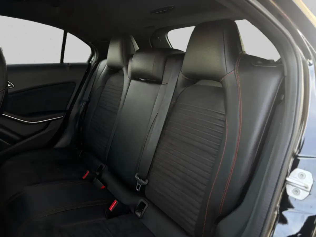 180 Business Solution AMG(Goed onderH, Navi Groot, StoelV, Camera, Carplay, Cruise Con, Etc)