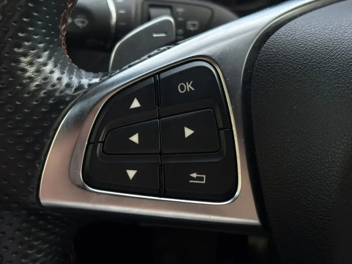 180 Business Solution AMG(Goed onderH, Navi Groot, StoelV, Camera, Carplay, Cruise Con, Etc)