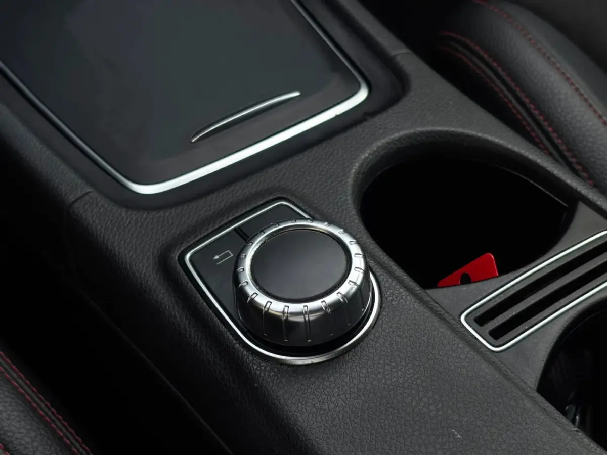 180 Business Solution AMG(Goed onderH, Navi Groot, StoelV, Camera, Carplay, Cruise Con, Etc)
