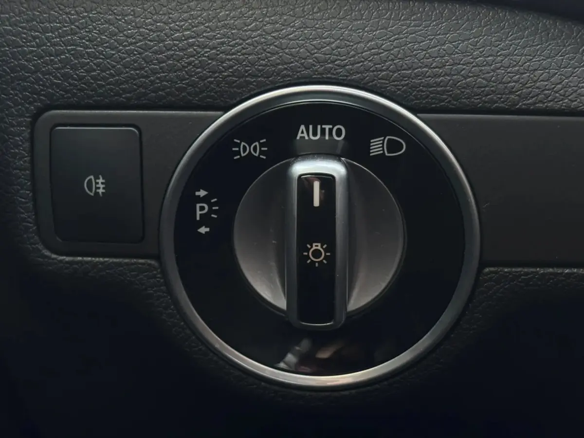 180 Business Solution AMG(Goed onderH, Navi Groot, StoelV, Camera, Carplay, Cruise Con, Etc)