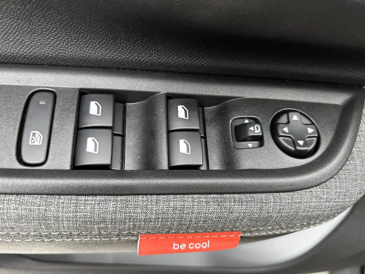 145pk 1.2 Hybrid Plus Automaat | VOORRAAD VOORDEEL | Apple Carplay/Android Auto | Climate Control | Cruise Control | Achteruitrijcamera | Parkeersensoren |
