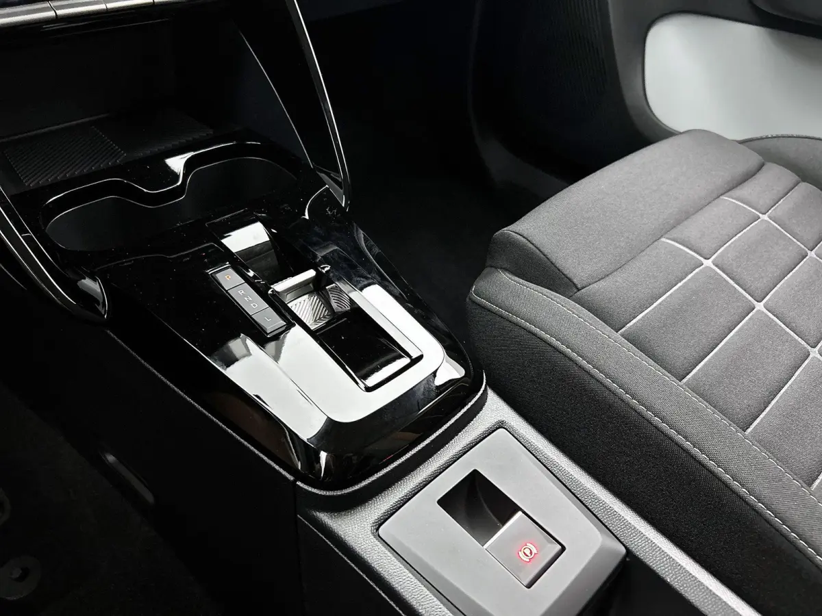 145pk 1.2 Hybrid Plus Automaat | VOORRAAD VOORDEEL | Apple Carplay/Android Auto | Climate Control | Cruise Control | Achteruitrijcamera | Parkeersensoren |