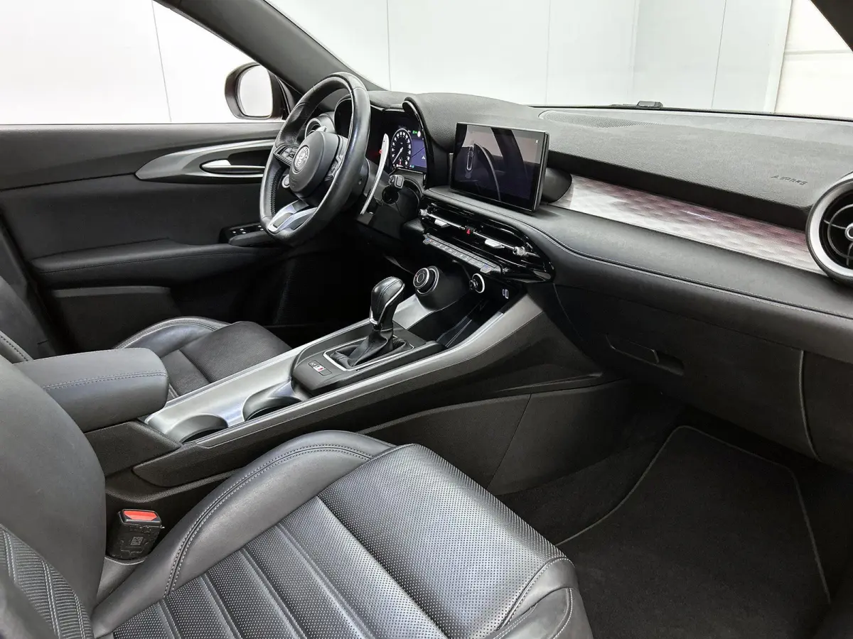 130pk 1.5T Hybrid Edizione Speciale Automaat | Elektrisch Verstelb. Bestuurdersstoel | Elektrische Klep | Matrix-LED | Stoelverwarming/-verkoeling | Adaptieve Cruise Control | Leder | 20"LMV