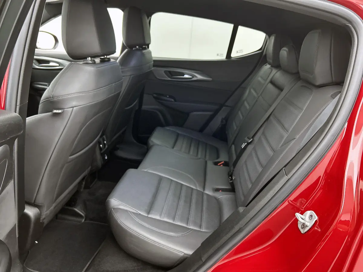 130pk 1.5T Hybrid Edizione Speciale Automaat | Elektrisch Verstelb. Bestuurdersstoel | Elektrische Klep | Matrix-LED | Stoelverwarming/-verkoeling | Adaptieve Cruise Control | Leder | 20"LMV