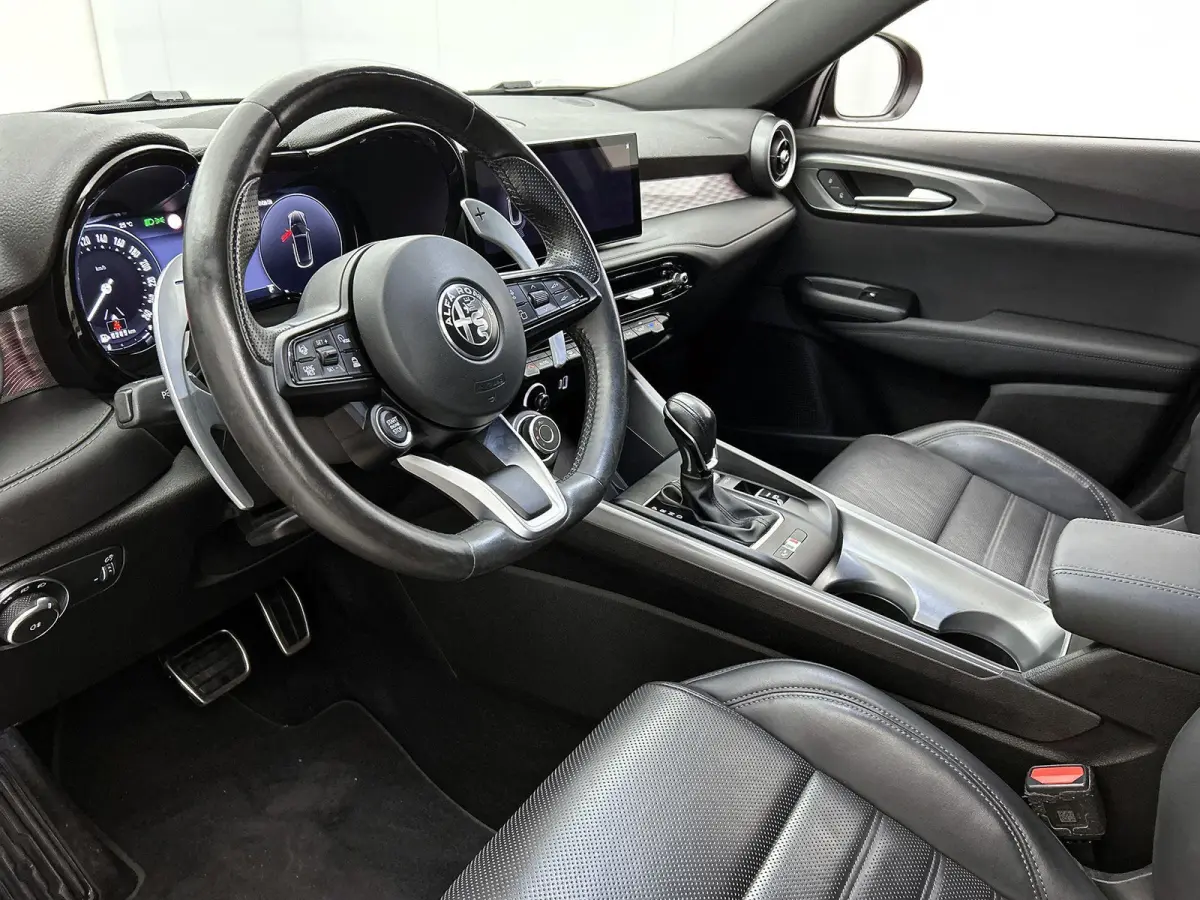 130pk 1.5T Hybrid Edizione Speciale Automaat | Elektrisch Verstelb. Bestuurdersstoel | Elektrische Klep | Matrix-LED | Stoelverwarming/-verkoeling | Adaptieve Cruise Control | Leder | 20"LMV