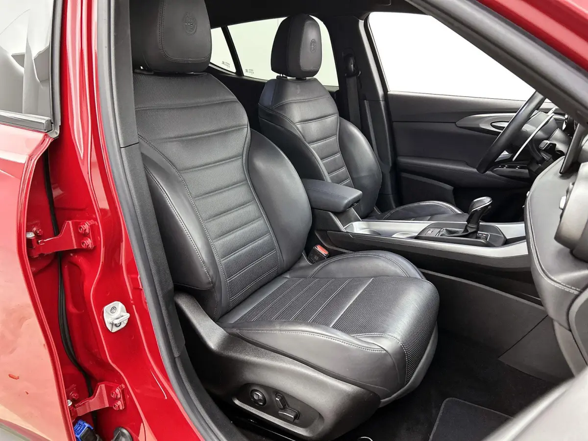 130pk 1.5T Hybrid Edizione Speciale Automaat | Elektrisch Verstelb. Bestuurdersstoel | Elektrische Klep | Matrix-LED | Stoelverwarming/-verkoeling | Adaptieve Cruise Control | Leder | 20"LMV