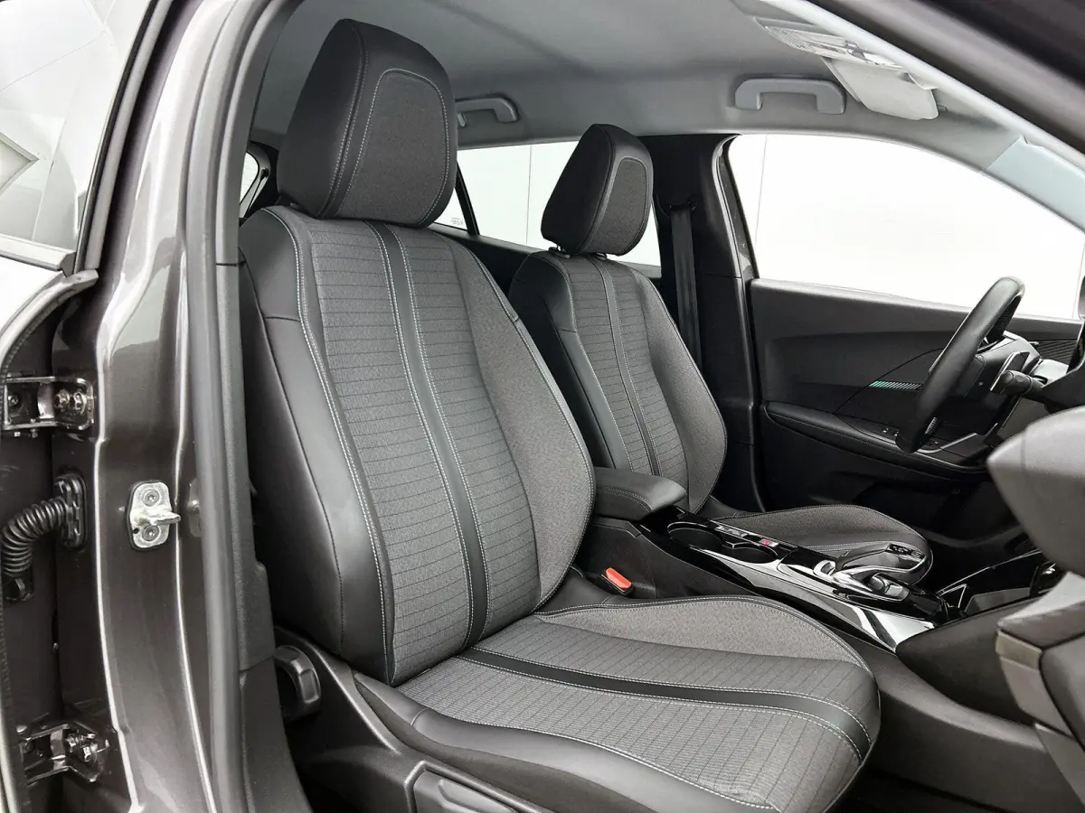 1.2 130pk Allure Pack Automaat | Navigatie | Apple Carplay/Android Auto | Climate Control | Stoelverwarming | Adaptieve Cruise Control | 17"LMV | LED | Camera |