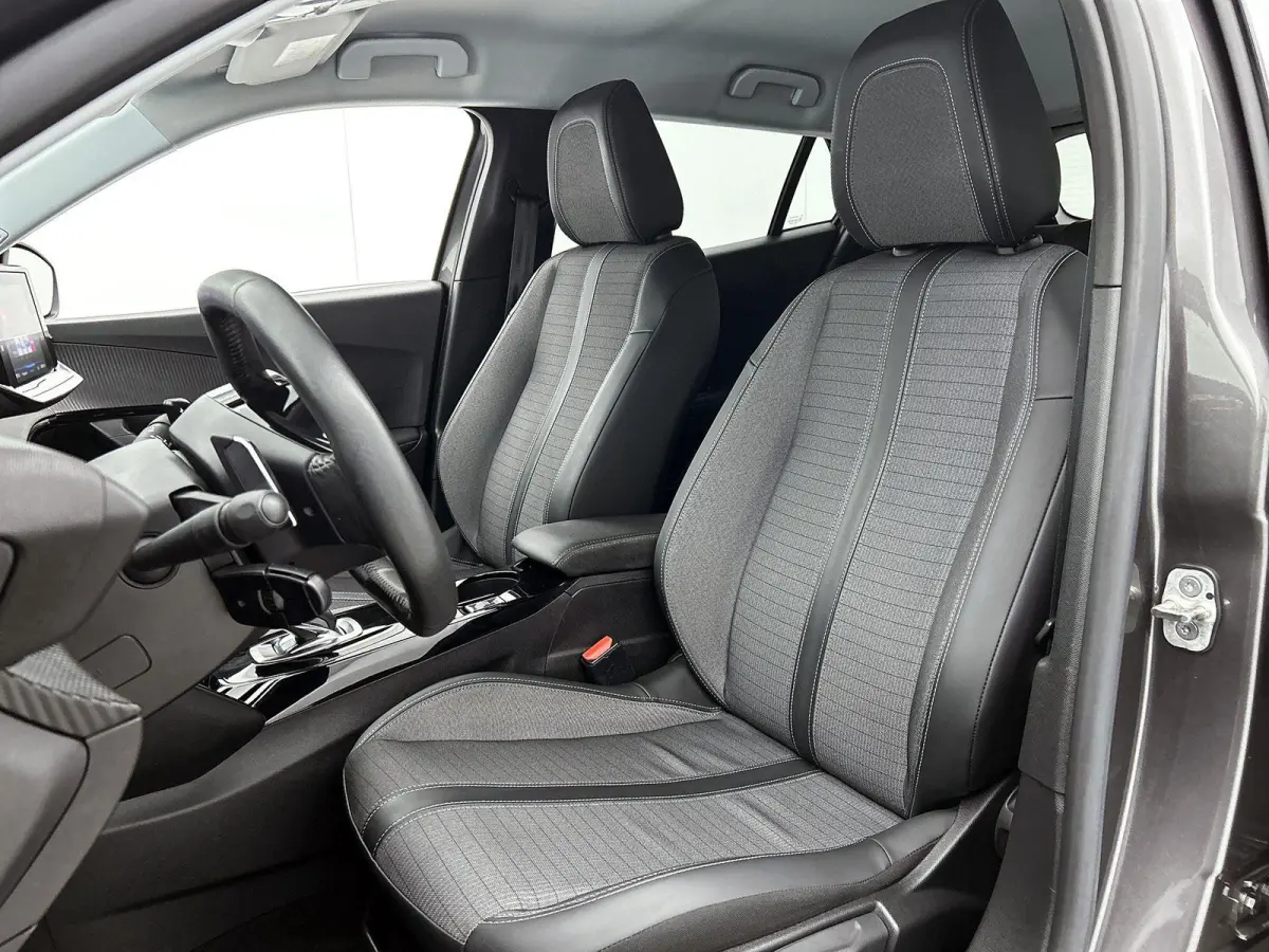 1.2 130pk Allure Pack Automaat | Navigatie | Apple Carplay/Android Auto | Climate Control | Stoelverwarming | Adaptieve Cruise Control | 17"LMV | LED | Camera |
