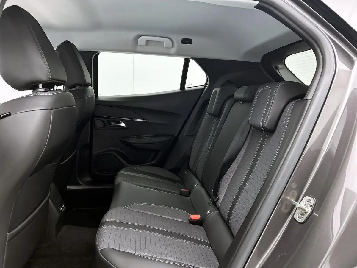 1.2 130pk Allure Pack Automaat | Navigatie | Apple Carplay/Android Auto | Climate Control | Stoelverwarming | Adaptieve Cruise Control | 17"LMV | LED | Camera |