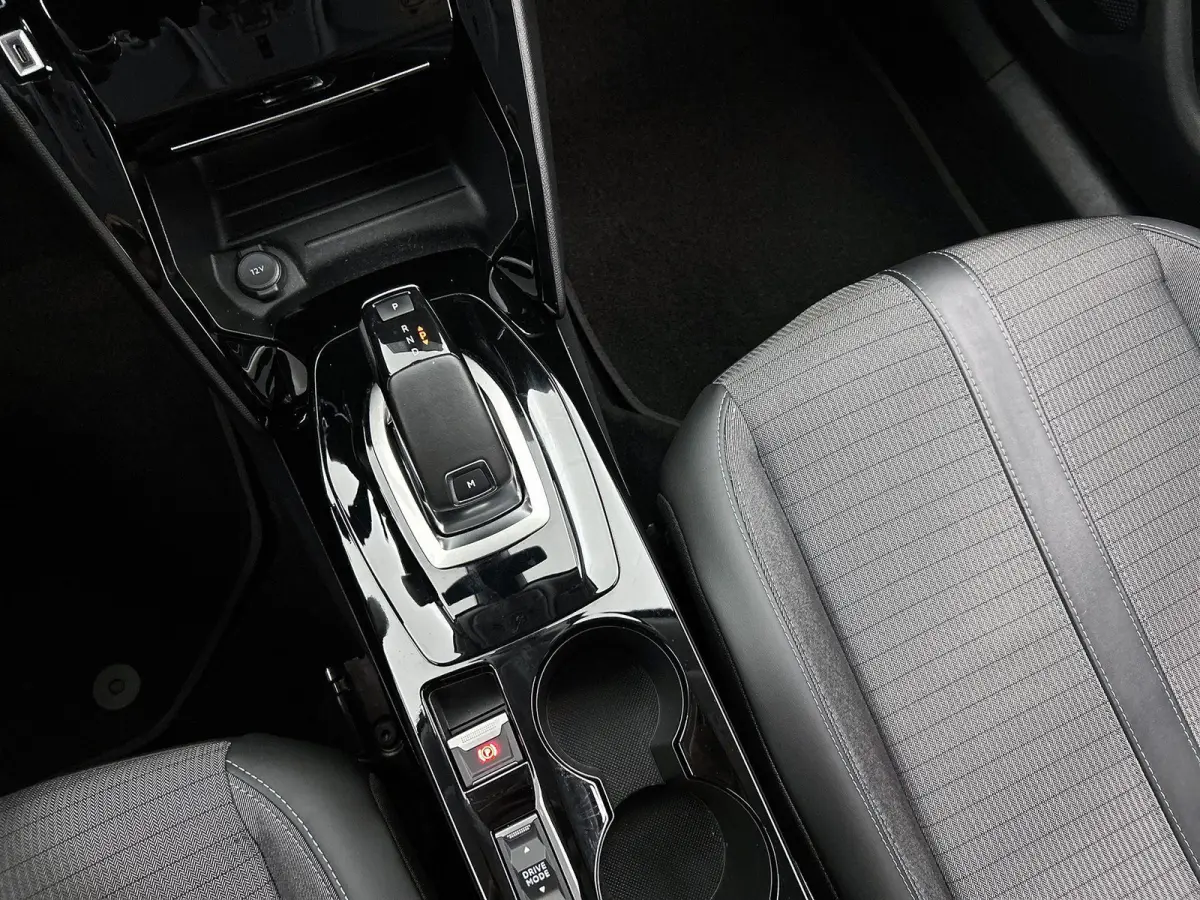 1.2 130pk Allure Pack Automaat | Navigatie | Apple Carplay/Android Auto | Climate Control | Stoelverwarming | Adaptieve Cruise Control | 17"LMV | LED | Camera |