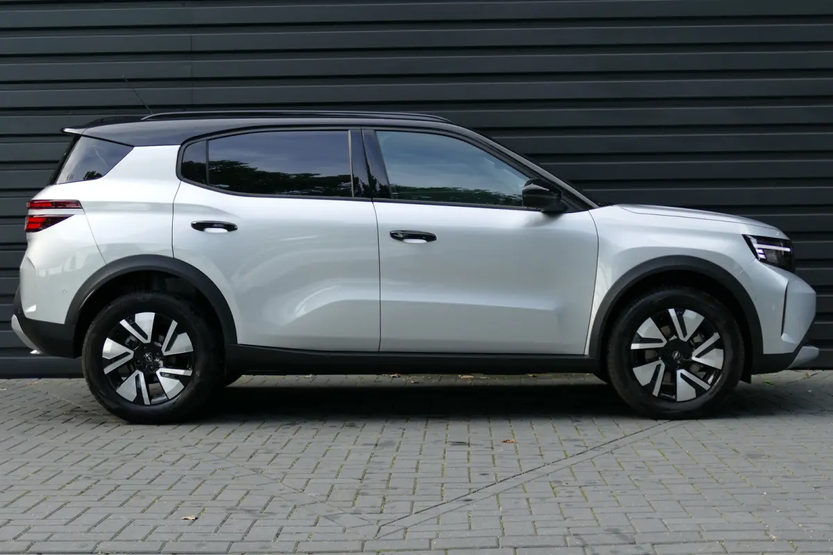 GS | 17" Lichtmetalen velgen in Zwart met 215/60 R17 banden | Achteruitrijcamera | Dode hoek waarschuwing