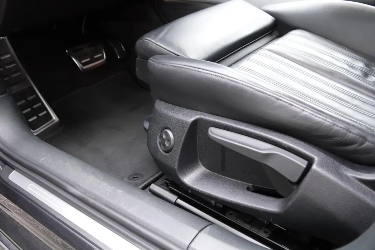 1.8 TFSI S-line TREKHAAK LEDER CARPLAY ACC LED