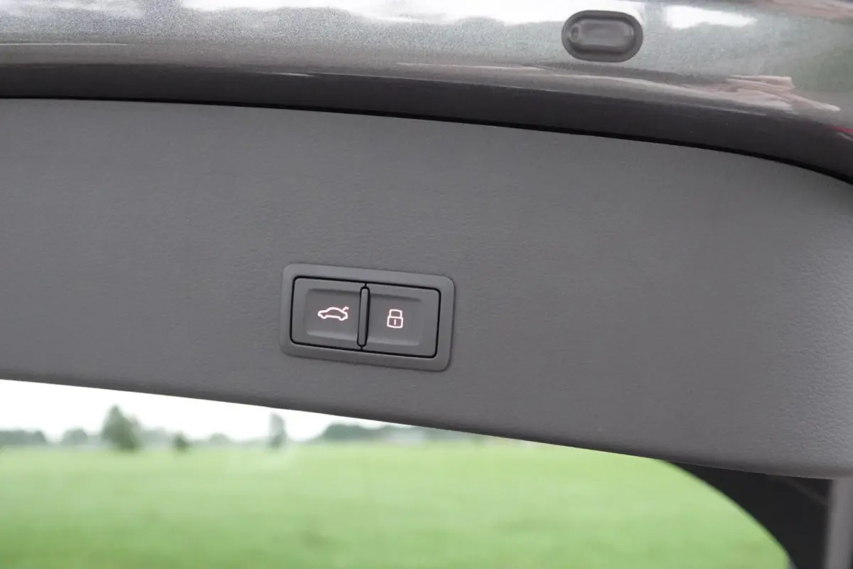 1.8 TFSI S-line TREKHAAK LEDER CARPLAY ACC LED