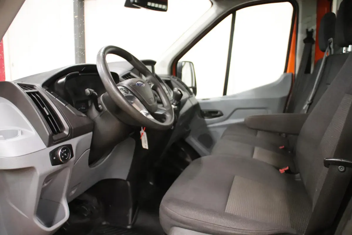 OPEN LAADBAK DUBBELLUCHT Ford Transit met nieuwe NIEUWE MOTOR OPEN LAADBAK DUBBELLUCHT TREKHAAK 2800KG