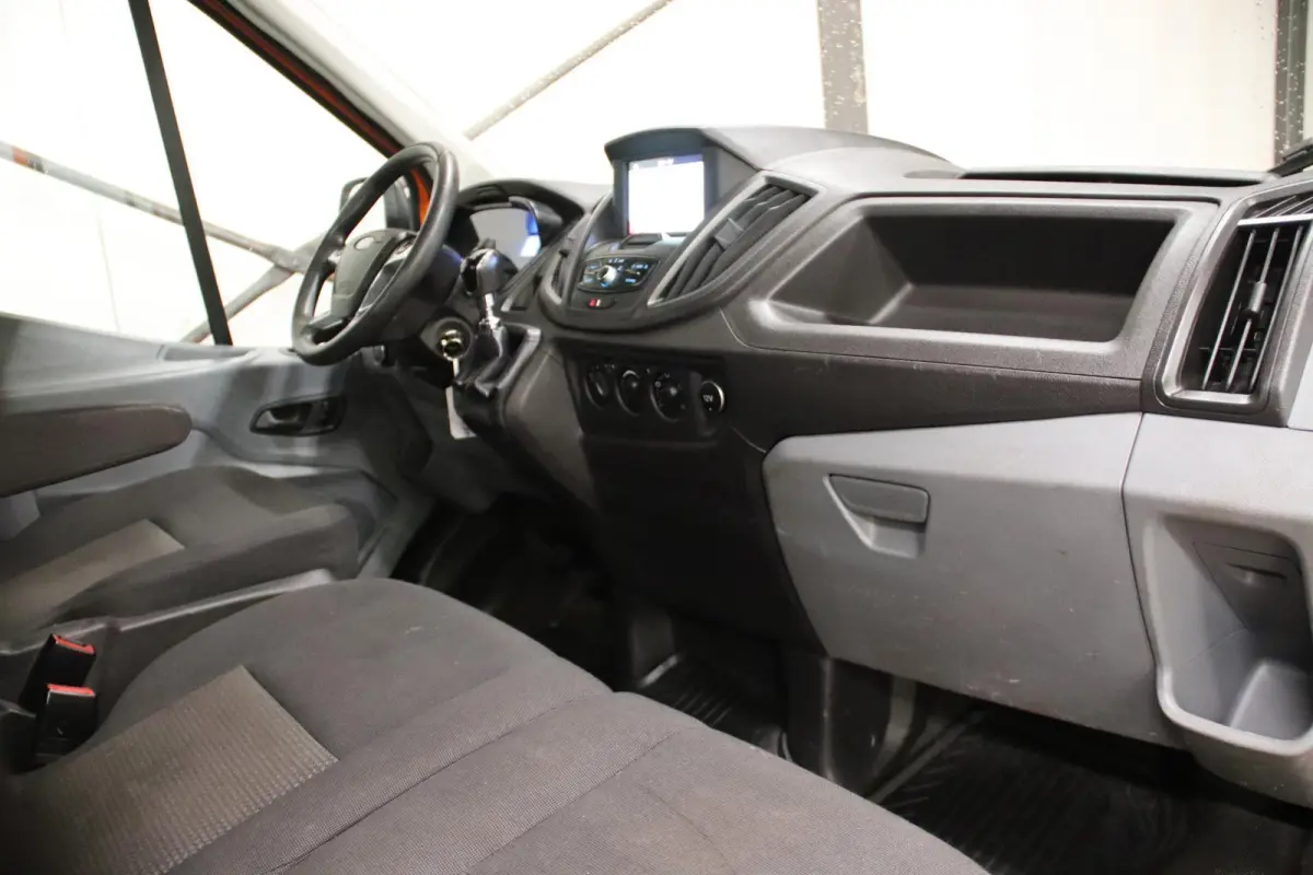 OPEN LAADBAK DUBBELLUCHT Ford Transit met nieuwe NIEUWE MOTOR OPEN LAADBAK DUBBELLUCHT TREKHAAK 2800KG