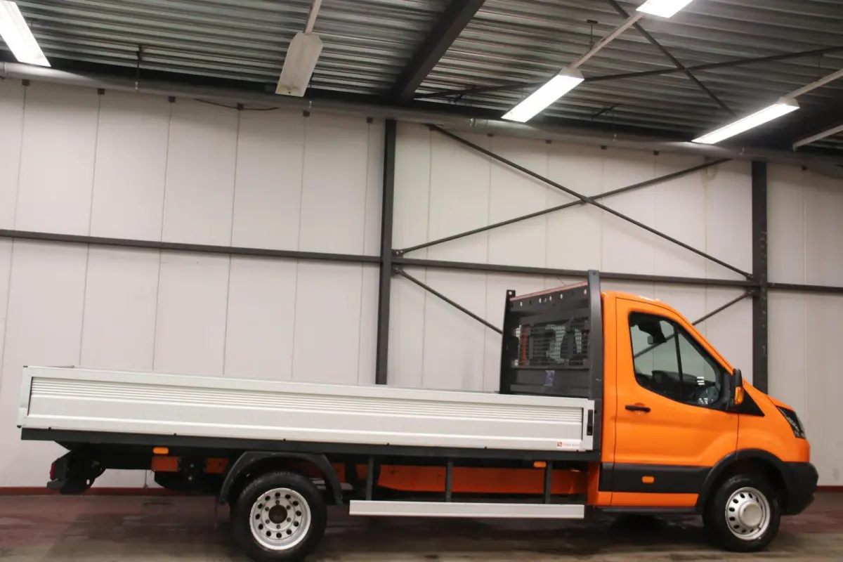 OPEN LAADBAK DUBBELLUCHT Ford Transit met nieuwe NIEUWE MOTOR OPEN LAADBAK DUBBELLUCHT TREKHAAK 2800KG