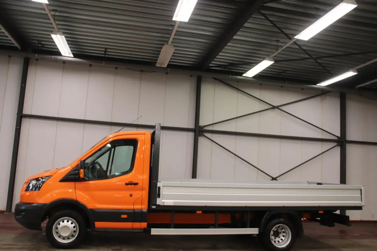 OPEN LAADBAK DUBBELLUCHT Ford Transit met nieuwe NIEUWE MOTOR OPEN LAADBAK DUBBELLUCHT TREKHAAK 2800KG