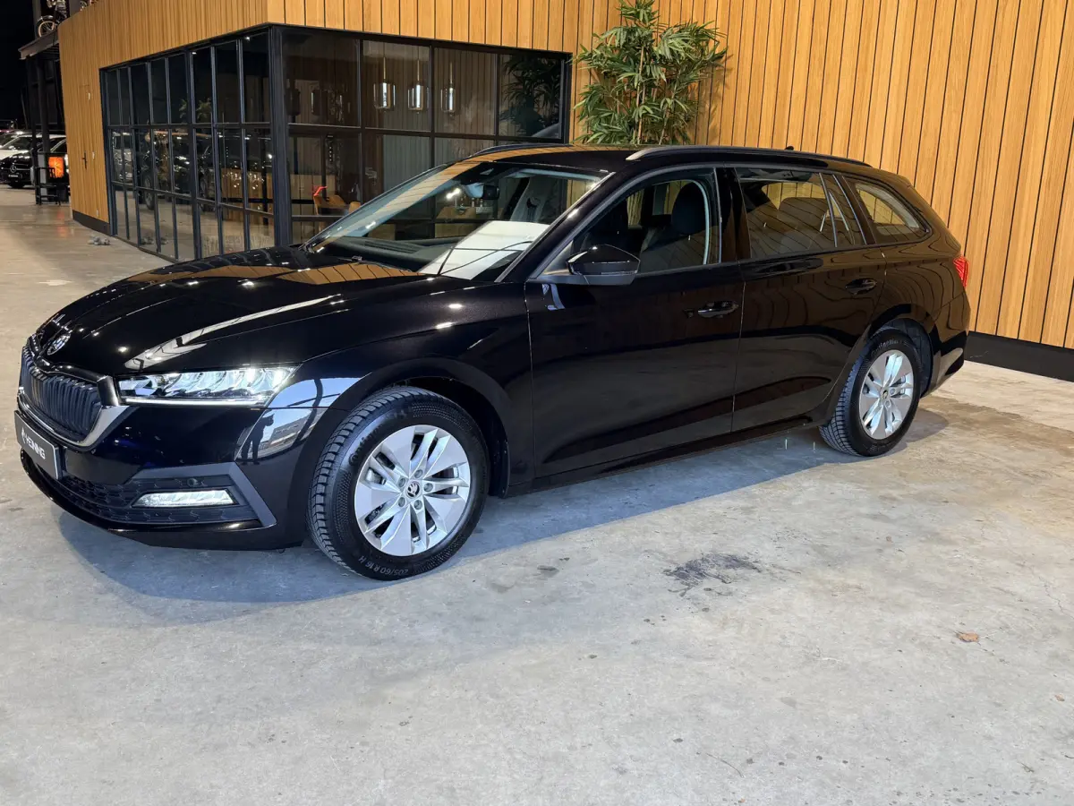 Škoda Octavia Combi 2023 Benzine Handgeschakeld leasen