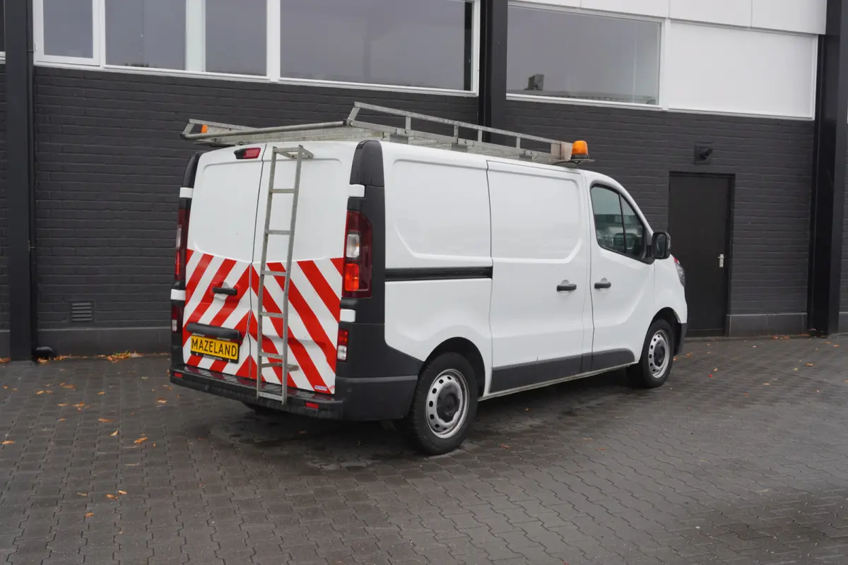 2.0 Blue dCi 130PK EURO 6 - Airco - Navi - Cruise - €15.950,- Excl.