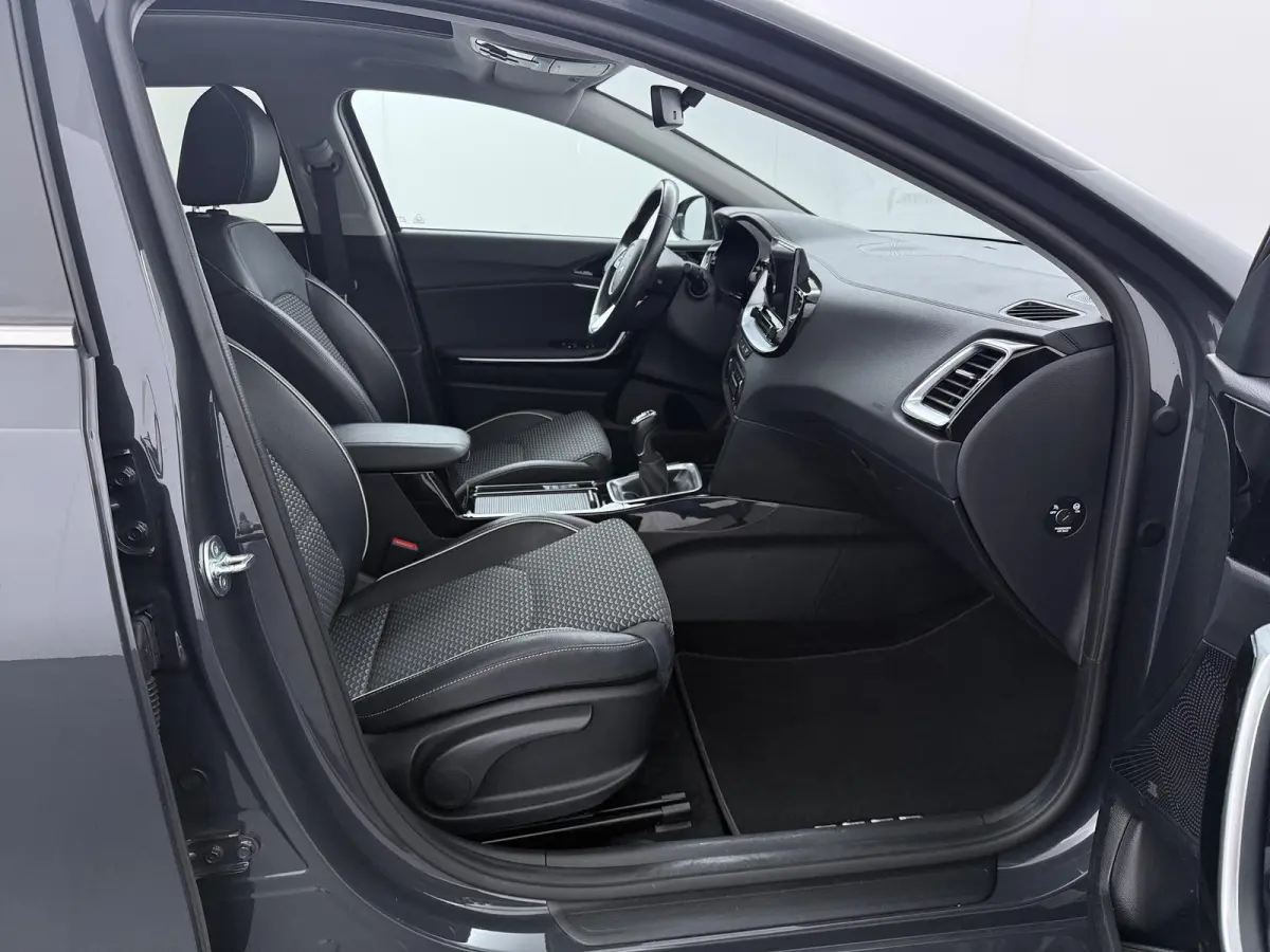 1.0 T-GDi ExecutiveLine | Panoramadak | JBL Audio | Camera | Stoelverwarming |