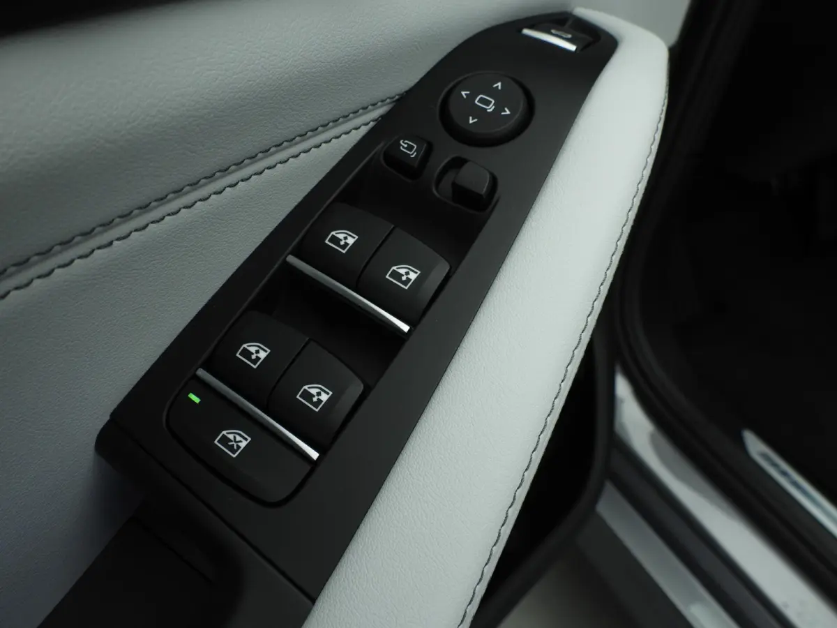 xDrive50e | M-Sportpakket | LED | HUD | Active cruise | Trekhaak | Panoramadak | Comfortzetels | DAB | Harman-kardon sound | Alu 21 inch