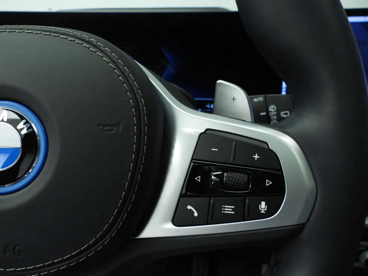 xDrive50e | M-Sportpakket | LED | HUD | Active cruise | Trekhaak | Panoramadak | Comfortzetels | DAB | Harman-kardon sound | Alu 21 inch