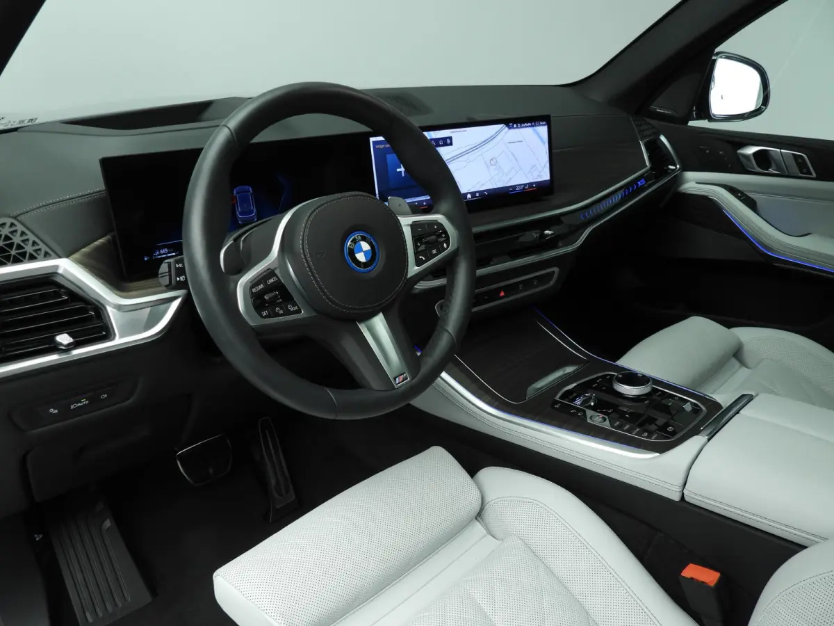 xDrive50e | M-Sportpakket | LED | HUD | Active cruise | Trekhaak | Panoramadak | Comfortzetels | DAB | Harman-kardon sound | Alu 21 inch